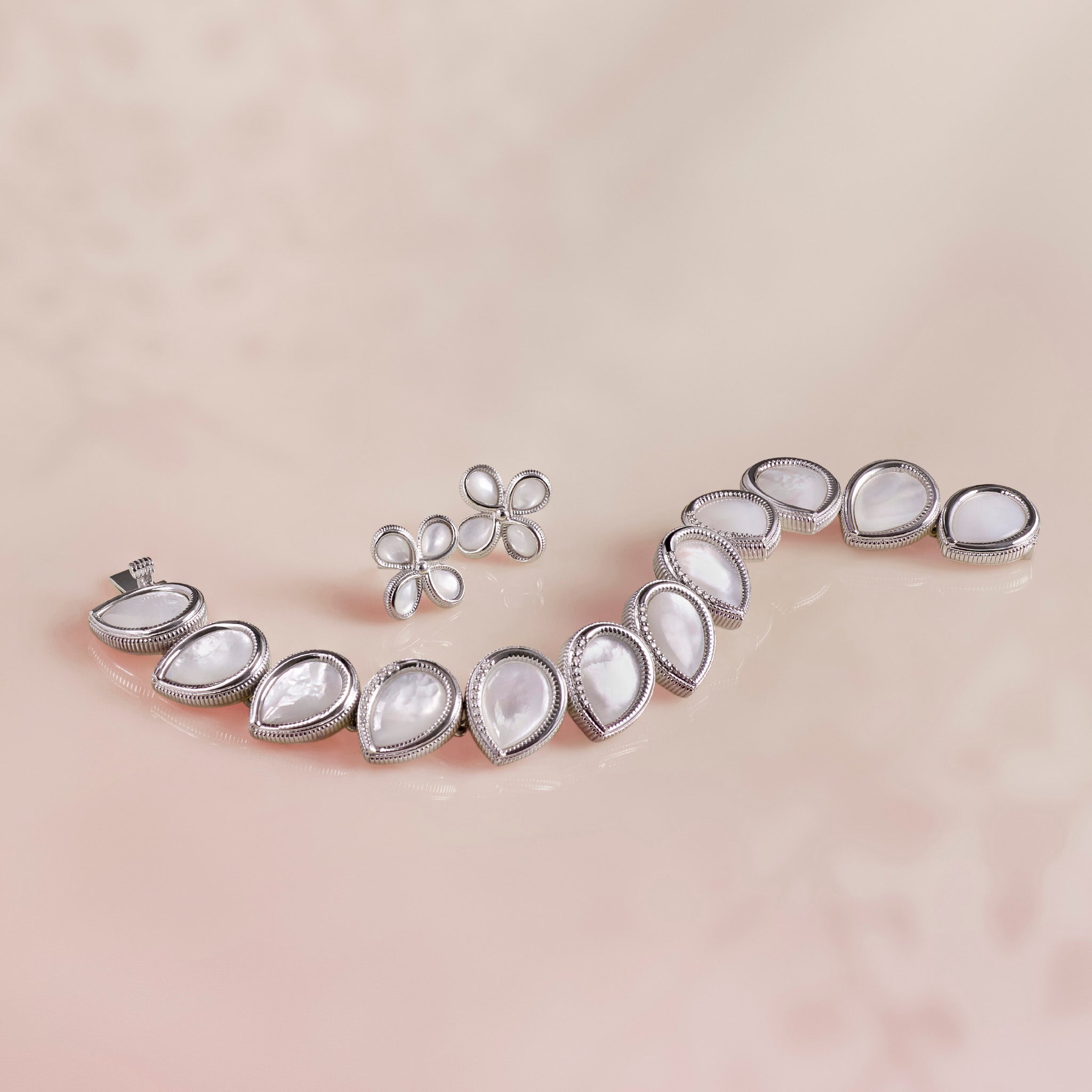 Jardin Stud Earrings with Mother of Pearl