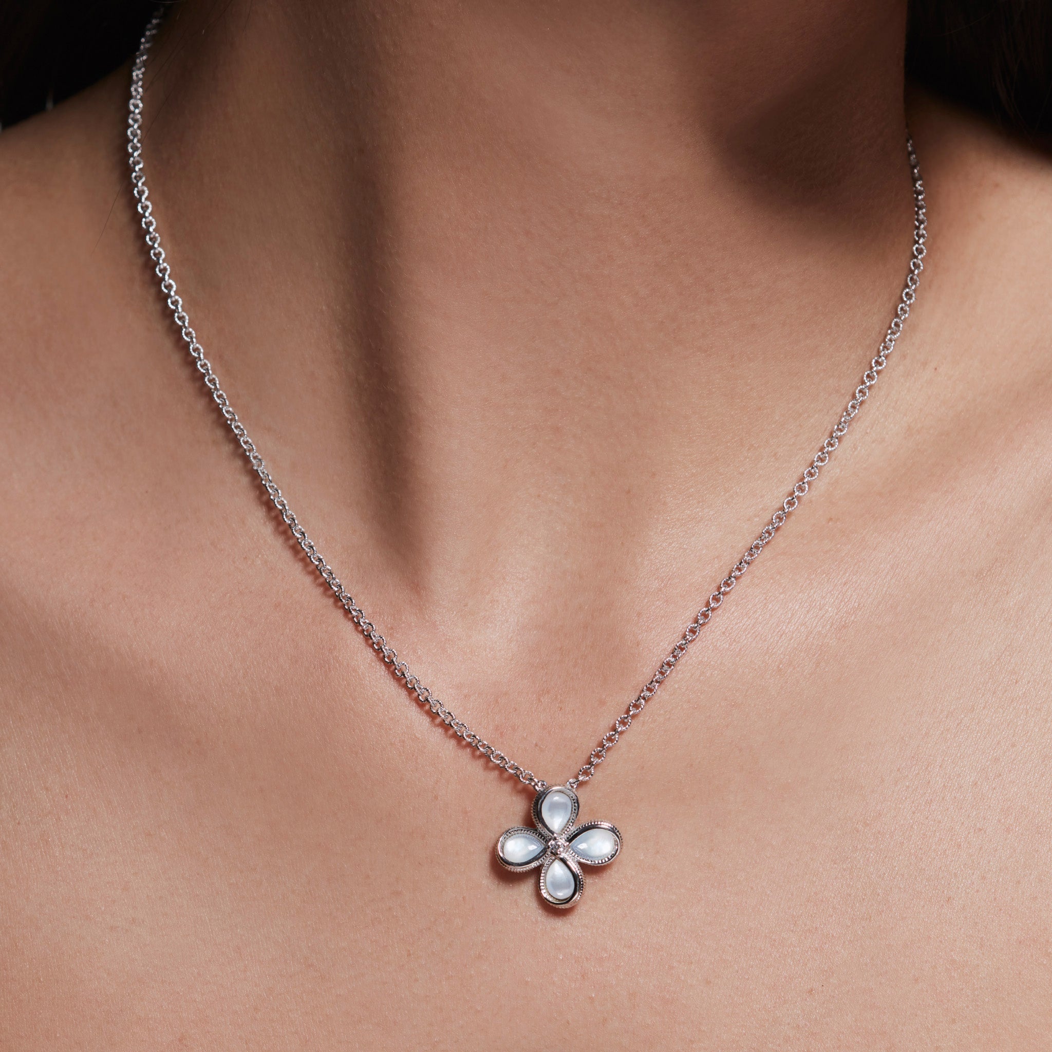 Mother of Pearl Flower Pendant Necklace