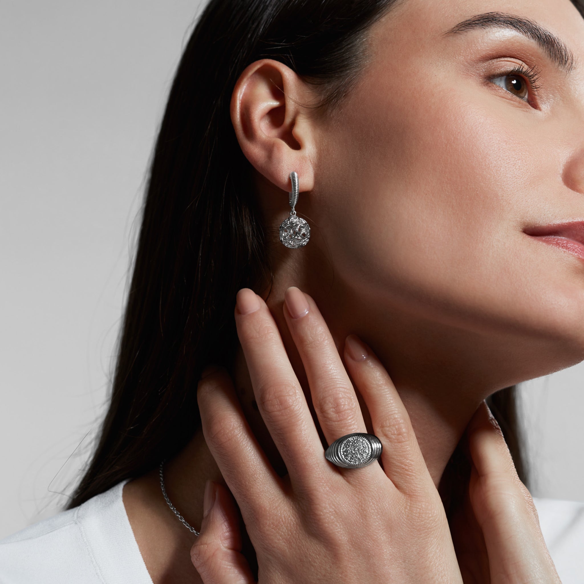 Max Signet Ring with Diamonds
