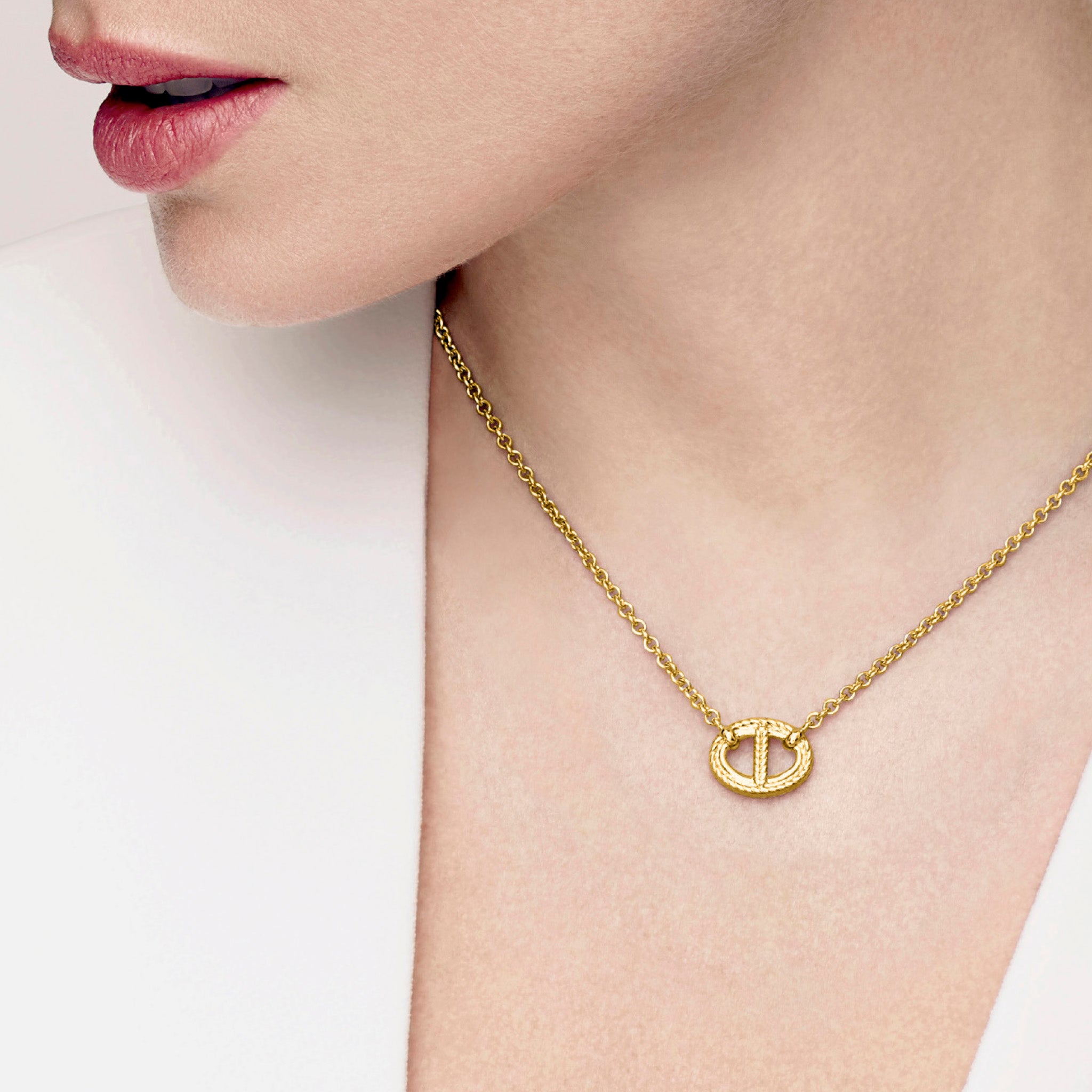Woman Wearing Vienna Single Link Necklace in 18K